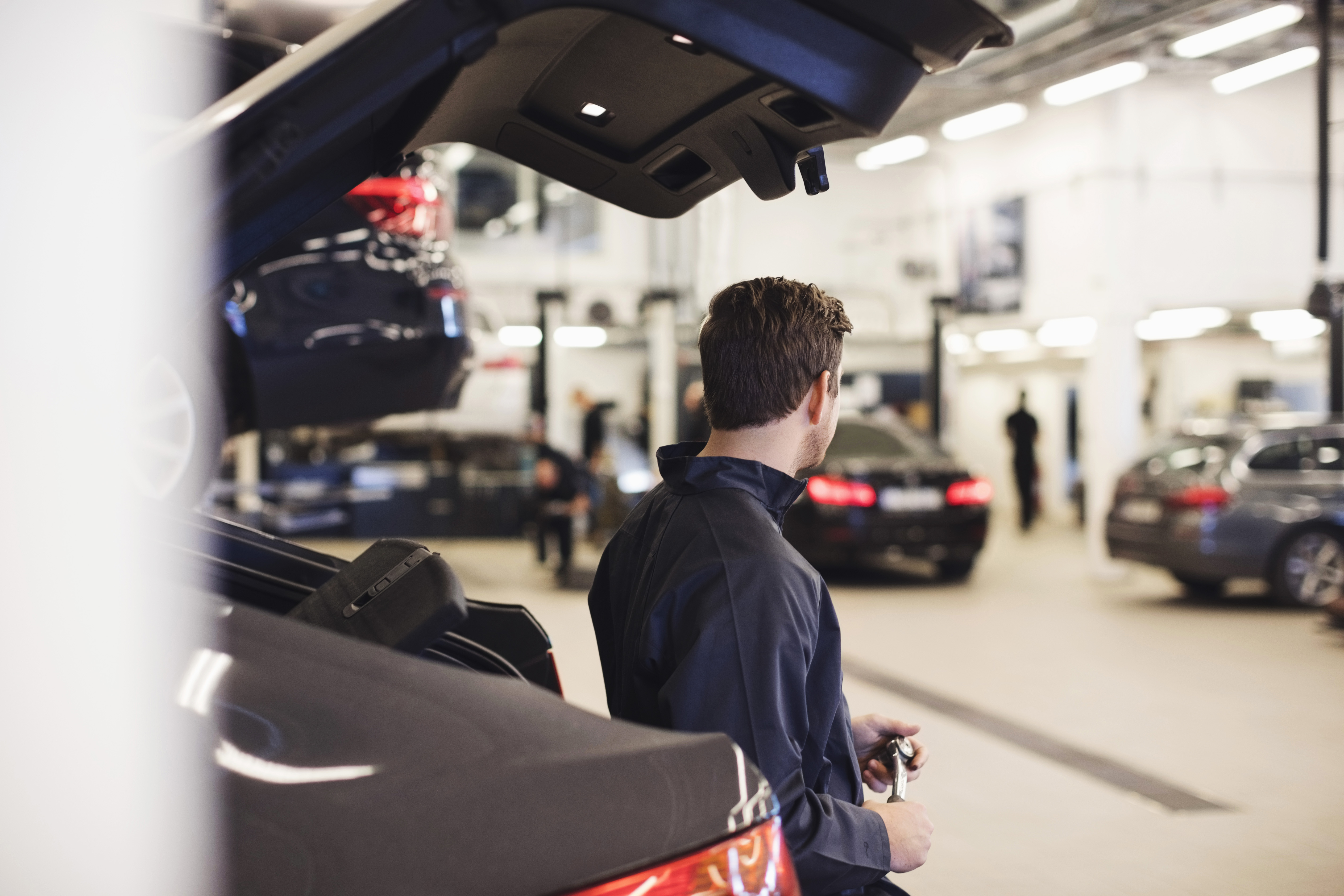 mekaniker ser p&aring; andre kollegaer