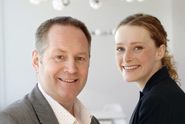 eldre mann og ung kvinne smiler