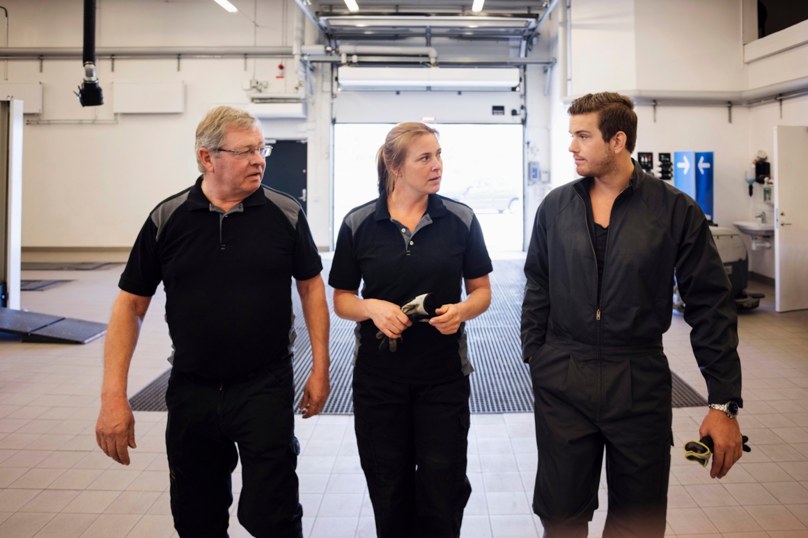 bilmekanikere i ulik alder på bilverksted