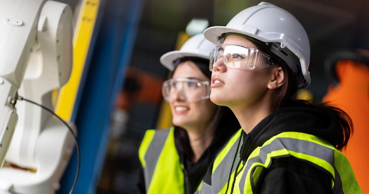 to kvinner i sikkerhetsutstyr