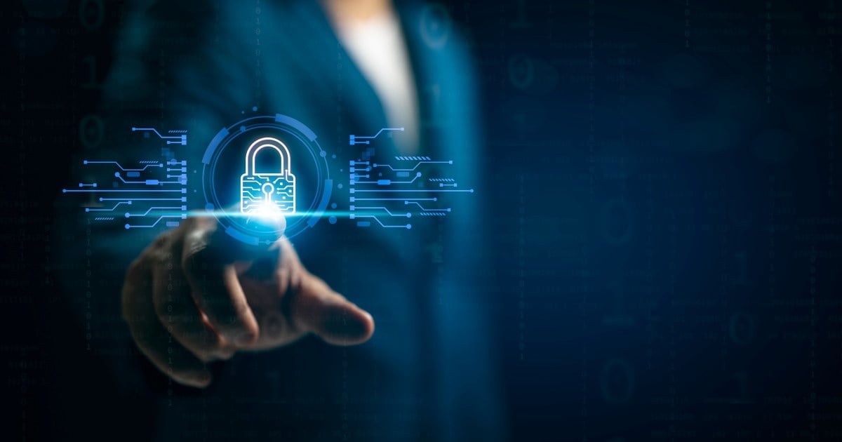 hånd trykker på hologram av hengelås