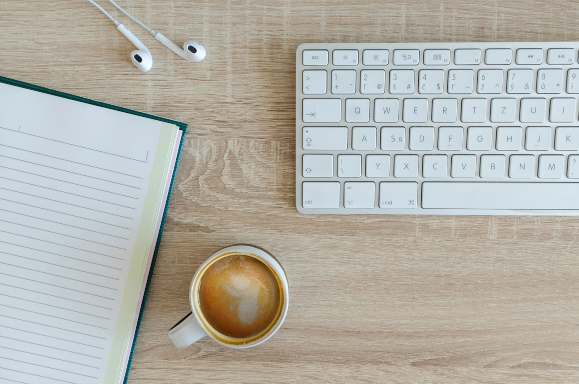 tastatur, kaffe og notatblokk
