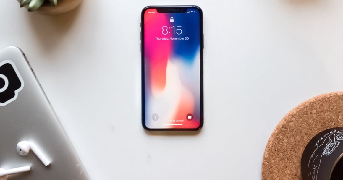 smarttelefon og earpods, pc og kaffe