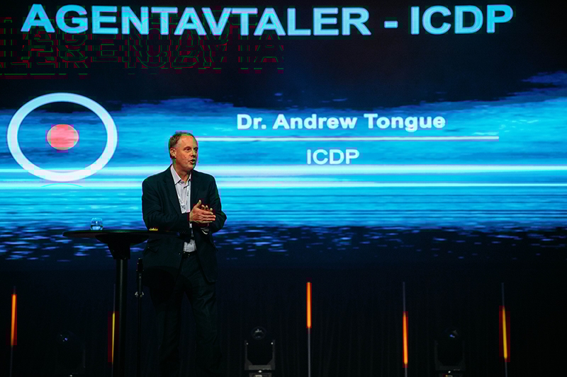 Dr. Andrew Tongue fra ICDP på scenen under Bilbransjens dager 2022