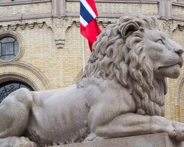 Bilde fra løvebakken med stortinget i bakgrunnen