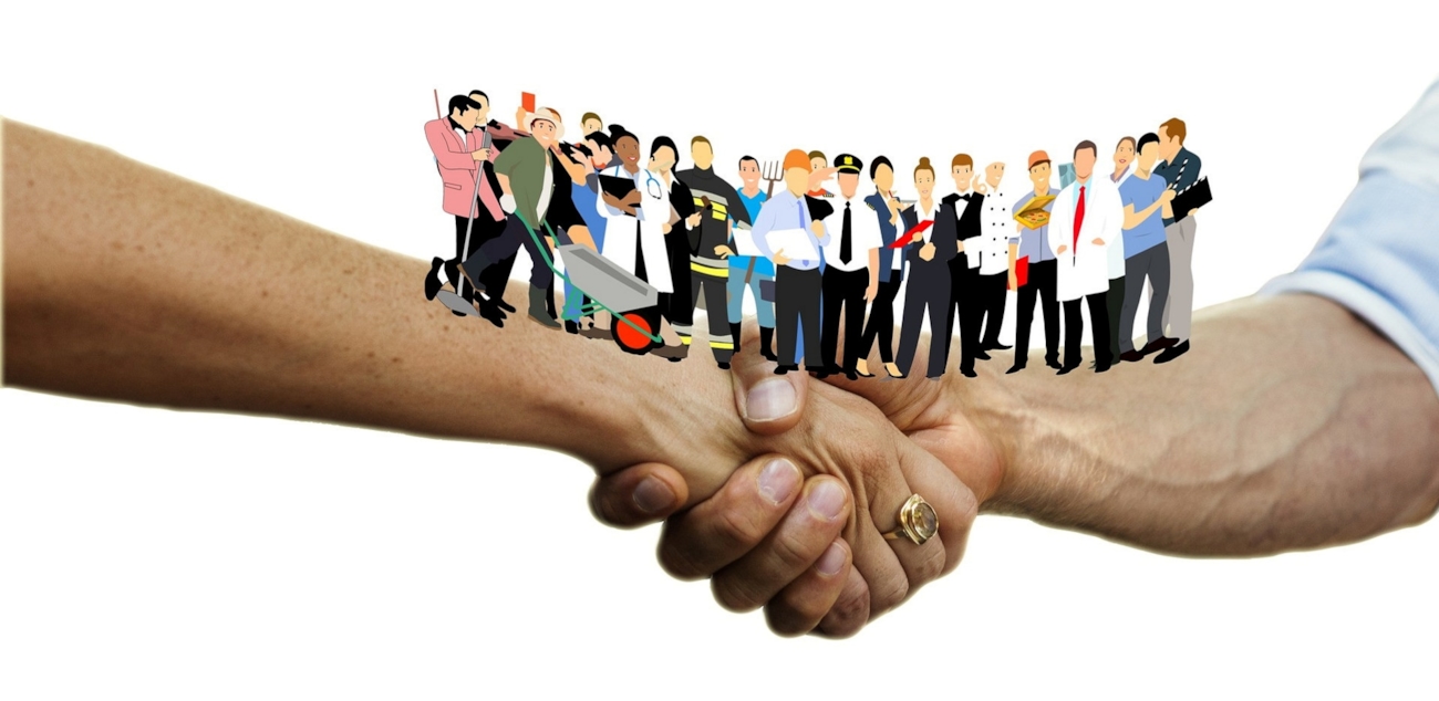 Handshake. Figurer av flere forskjellige yrker står på hver underarm.