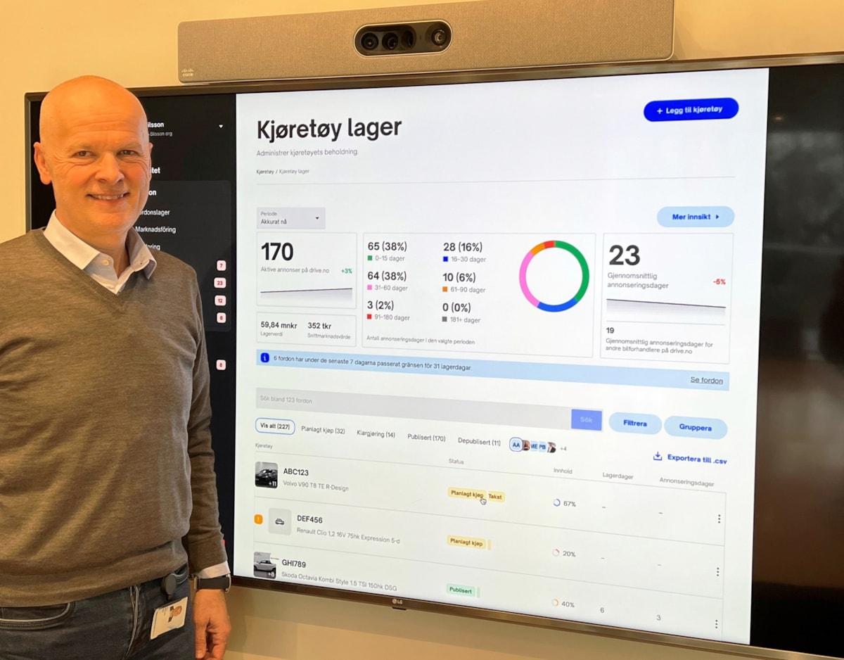 Portrett av Tore Rylander foran stor dataskjerm