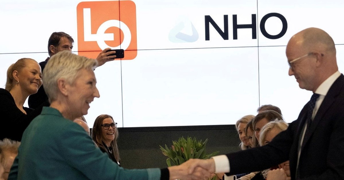 LO-leder Peggy Hessen Følsvik og administrerende direktør i NHO Ole Erik Almlid håndtrykk. Smilende.