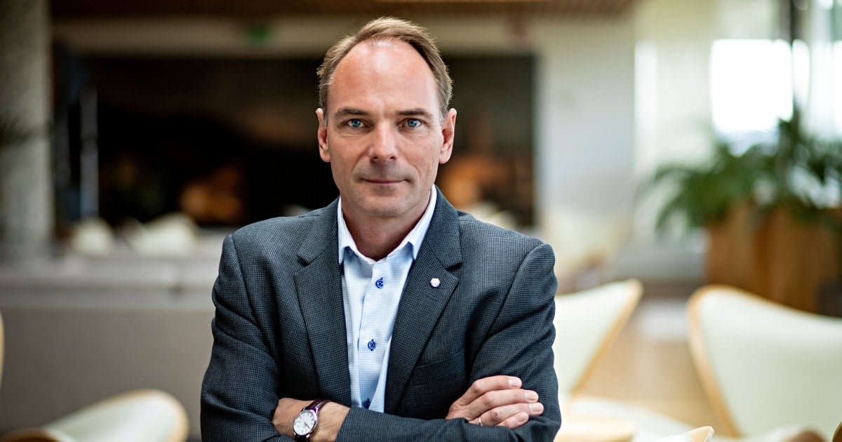 Portrett av Stig Morten Nilsen. Alvorlig. Armene i kors.