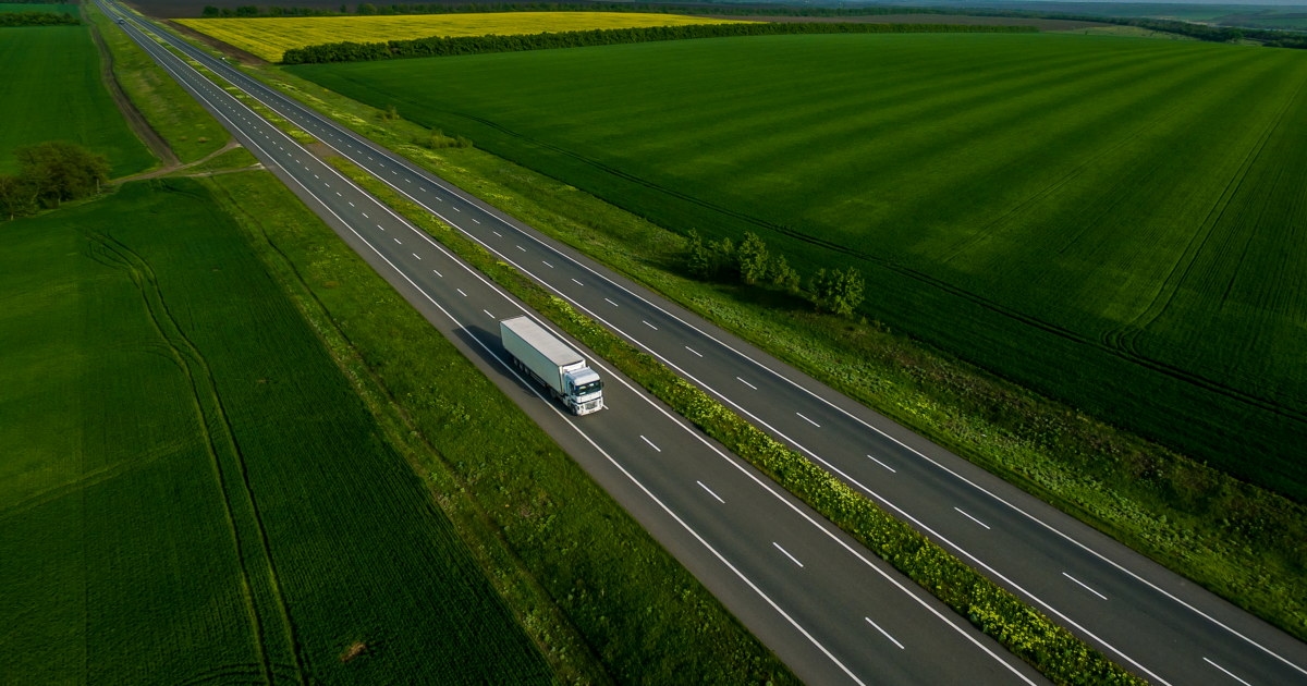 lastebil på motorvei med grønne enger