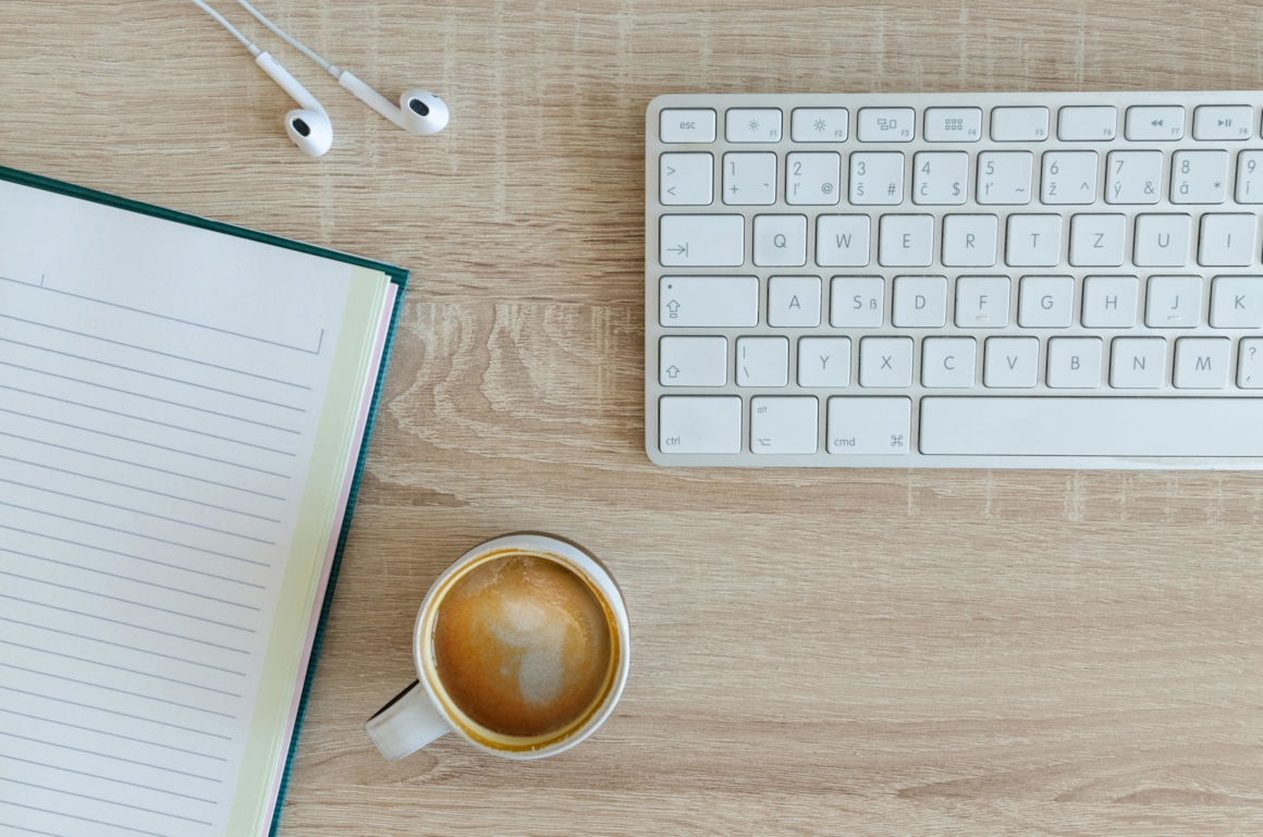 tastatur, notatblokk og kaffekopp